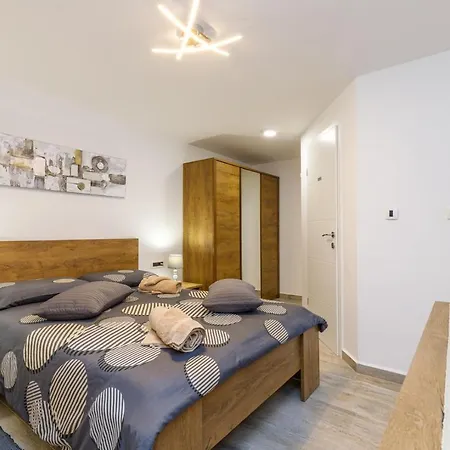 Maximilian&stela Πανσιόν 4*